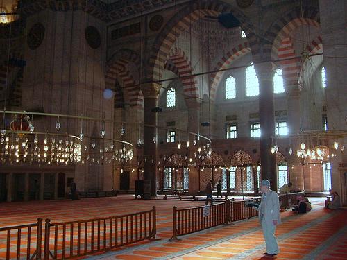 Kendisi için hazırlanan devasa ateşten kurtulan Hazreti İbrahim gördüğü rüya üzerine Mekke'ye yola çıkar. Düşünde bildirilen su kuyusunun üstü açılır ve böylece Kabe'nin ilk yapılan temel taşlarına ulaşılır. Hazreti İbrahim kırık taşlardan oluşturduğu temelle bugün bile kullanılan Allah'ın ilk mabedini yapar.
Hazreti İbrahim'in yapı sanatının Anadolu'da 500 yıl tüm deprem bölgelerinde uygulandıktan sonra unutulduğu ifade edilen yazıda, bu döneme ait hiçbir yapının günümüze kadar ulaşamamış olmasını arkeologların bu asırları Anadolu mimarlık tarihinin kara yılları olarak nitelendirdikleri ifade edildi.