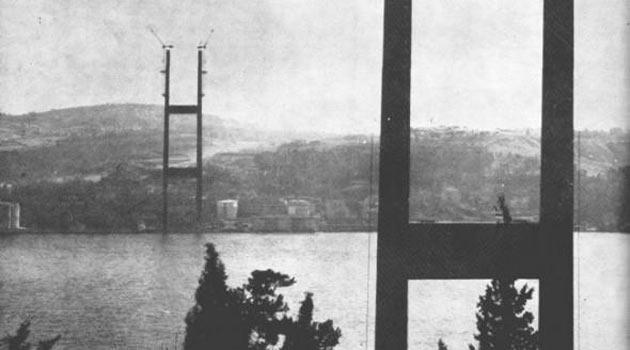 Kabataş ve Kadıköy'den kalkan 2 adet şehir hatları vapuru, Türkiye'nin dört bir yanından gelen davetlileri taşıyarak tören alanına getirdi. 21 pare top atışıyla çalışmalar başladı.