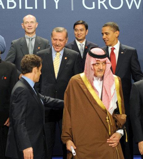 G20 ULKELERININ DEVLET VE HUKUMET BASKANLARIYLA ULUSLARARASI PARA FONU VE DUNYA BANKASI GIBI ULUSLARARASI KURULUSLARIN BASKANLARININ LONDRA ZIRVESI'NE KATILAN BASBAKAN RECEP TAYYIP ERDOGAN, AILE FOTOGRAFINDA ABD BASKANI BARACK OBAMA'NIN YANINDA YER ALDI.