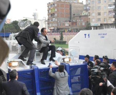 Diyarbakır'daki sivil itaatsizlik eyleminde Osman Baydemir konuşma yapmak için panzeri seçince gergin anlar yaşandı. Araç hareket edince düşme tehlikesi geçiren Baydemir'i düşmekten koruması kurtardı.