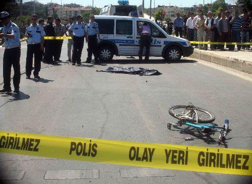 İlköğretim okulu öğrencisi 14 yaşındaki Muhammet Taha Demir bisikletleriyle sahile giderken hızla gelen aracın altında kaldı. O sırada da babası da oradaydı.
