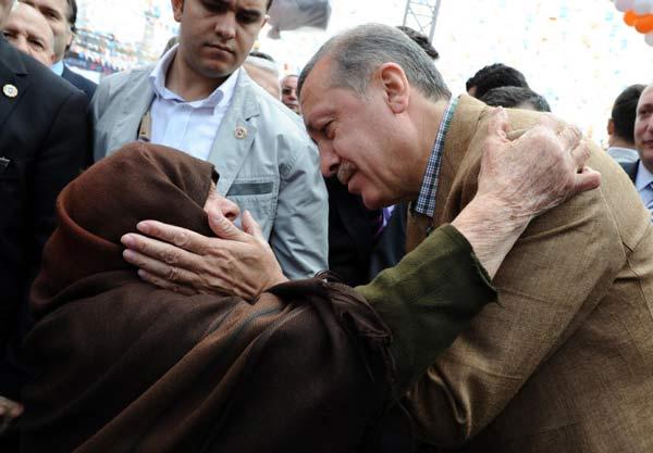 Memleketi Rize'de halka hitap eden Başbakan Erdoğan, muhalefeti çok sert sözlerle eleştirdi. Çok kalabalık bir meydana hitap eden Erdoğan, pankartlardaki yazılarla keyiflendi.