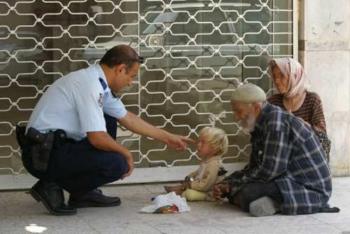 Alanya'da akli dengesinin yerinde olmadığı iddia edilen kadın, ''Bu çocuğu istemiyorum'' diyerek bir süre dövdüğü 1.5 yaşındaki oğlunu çöp konteynerine atmak istedi.