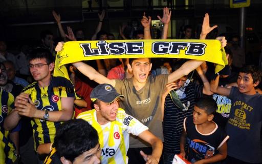 Fenerbahçe'nin yeni teknik direktörü Luis Aragones İstanbul'a geldi. Külp yöneticlerinin karşıladığı Aragones taraftarın yoğun ilgisiyle karşılaştı.
