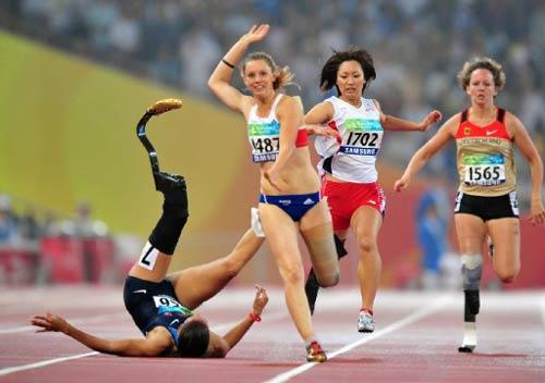 ABD'LI APRIL HOLMES (SOL 1), PARALIMPIK OLIMPIYATLAR BAYANLAR 200 METRE T44 FINALINDE YERE DUSTU