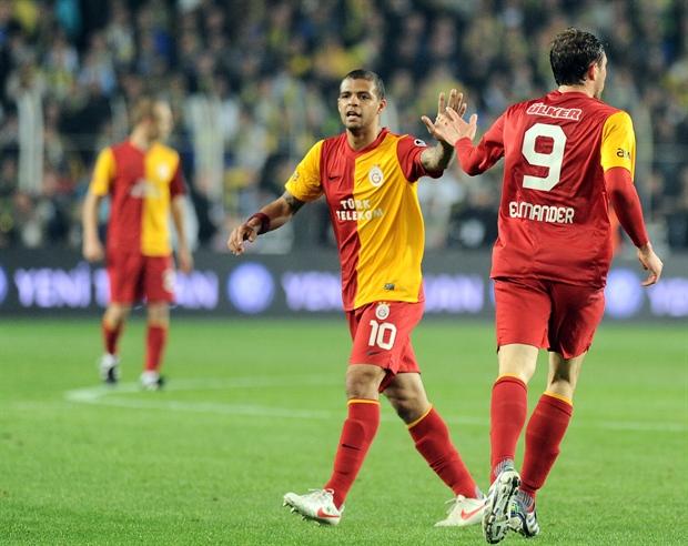 fenerin ne kadar ballı olduğu tescillenmiştir. ah be baroş ah be direk kim koydu o direği oraya:))