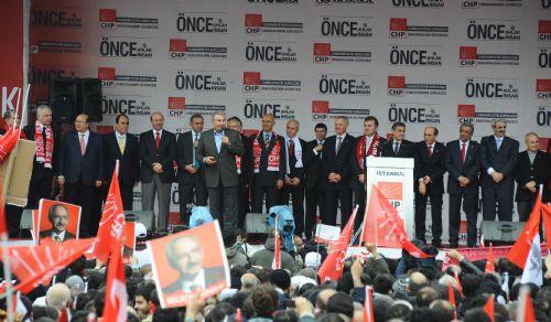 CHP'nin Çalğayan mitingi: Çağlayan meydanında kurulan dev ekranlarda Başbakan Erdoğan'ın yıllar önce söylediği sözler ve hkmetyar ile çekilen fotoğrafları yayınlandı.