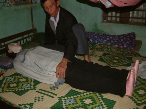 Çok sevdiği karısının ölümüne dayanamayan Vietnamlı bir adam, karısının iskeletini mezardan çıkararak 5 yıl beraber yaşadı. İskeleti kille doldurarak şekil veren adam, elbiseler giydirdikten sonra onu yatağına aldı.