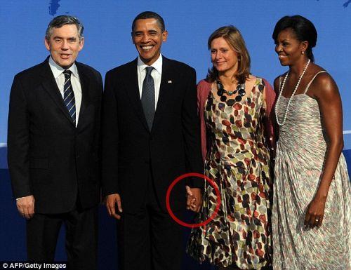 Brown, Michelle'i öpünce Obama, Sarah'ın elini bırakmadı