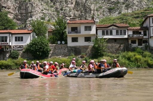 Çoruh nehrinin azgın sularında rafting yapan sporcular artık Yeşilırmak'ın sularında tarihi Kral Kaya Mezarları'nın önünde yarışacak...
