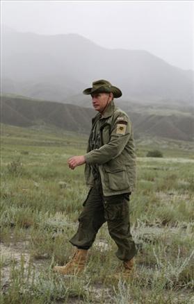 Baykal Gölü'ne mini denizaltıyla dalan, balinanın sırtına verici takan Rusya Başbakanı Vladimir Putin, Türkiye ziyareti öncesi Sibirya'da da şov yaptı. İşte Putin'in Sibirya'ya maceraları
