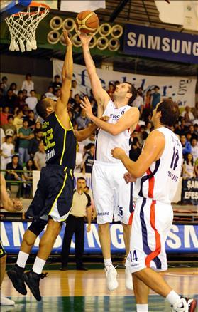 Beko Basketbol Ligi'nde play-off final serisinin ilk maçında Fenerbahçe Ülker, Efes Pilsen'i 68-60 yenerek, 1-0 öne geçti.