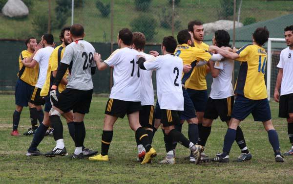 Sakarya'da oynanan Kırkpınarspor, As Akyazıspor amatör küme maçında olaylar çıktı. Akyazı Belediye Başkanı Yazıcı sahaya girip oyunculara saldırmaya kalkıştı.