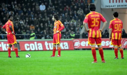 Kadir Has'ta oynanan ilk maçta F.Bahçe 10 kişi tamamladığı maçta Kayseri'yi mağlup ederek zirve ile puan farkını 3'e indirdi.