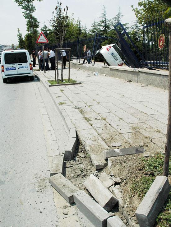 <p>Ankara'da, kontrolden çıkan otomobil yol kenarındaki bariyerlere çarparak Kara Harp Okulu'nun bahçesine uçtu.