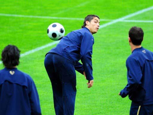 EURO 2008 AVRUPA FUTBOL SAMPIYONASI FINALLERINDE PORTEKIZ MILLI TAKIMININ IDMANINDA YILDIZ OYUNCU RONALDO BUYUK ILGI GORMUSTU. (ZEKI FAZLIOGLU)