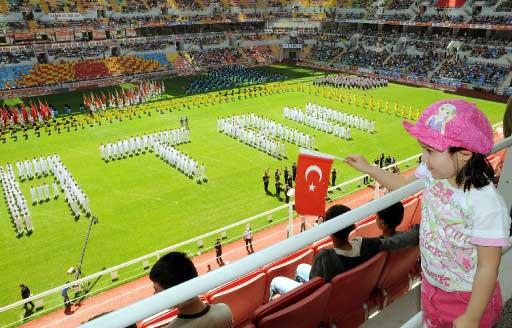 19 Mayıs Atatürk'ü Anma ve Gençlik ve Spor Bayramı, yurt genelinde törenlerle kutlandı. Ankara'da bayram Cumhurbaşkanı Gül'ün de katıldığı törenle, 19 Mayıs Stadyumu'nda kutlandı.
