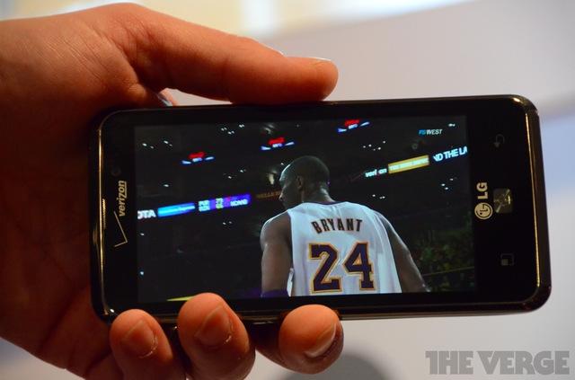 LG Spectrum / 
4.5 inç dokunmatik ekran, 8 megapiksel kamera ve 1.5 GHz işlemciye sahip LG Spectrum, Android 2.3 ile çalışıyor. Cep, LG'ye göre Android 4.0'a yükseltilecek.