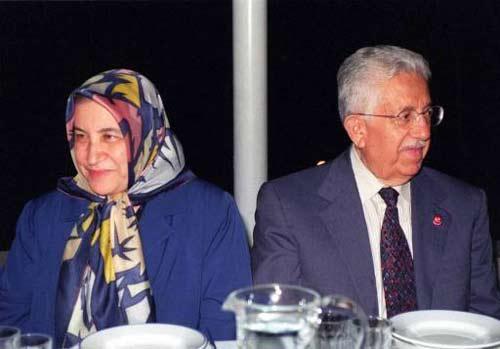 FP Genel Başkanı Recai Kutan ve eşi Mebrure Kutan 18 Haziran 1999 tarihinde Ankara'da bir yemekte... ( Anadolu Ajansı / Kubilay Çalıkoğlu)