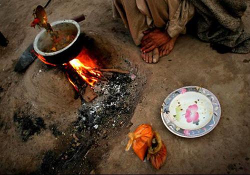 2005, Keşmİr, Pakİstan
8 Ekim 2005te gerçekleşen depremin merkez üssü, Himalayalardaki paylaşılamayan Keşmir bölgesini Hindistan ile Pakistan arasında bölen hattın yakınıydı. Yerel saatle sabah 08.50de gerçekleşen sarsıntı, Richer ölçeğiyle 7.6 büyüklüğündeydi. 79 bin kişinin öldüğü ve milyonlarcasının evsiz kaldığı felaketin kaynağı, yerin 10 kilometre altıydı. Yaklaşık bir dakika süren depremin tetiklediği heyelanlar, çok sayıda köyün toprak altında kalarak haritadan silinmesine neden oldu.