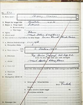 Obamanın annesi ile m&uuml;sl&uuml;man olan Kenyalı babası, Obama d&uuml;nyaya geldikten iki yıl sonra boşandı. Sonra anne yine m&uuml;sl&uuml;man bir Endonezyalı ile ikinci evliliğini yaptı.