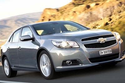 <b>Malibu ikinci yarıda gelecek</b> <br><br>
Sekizinci nesil Chevrolet Malibu Türkiyede 2012 yılı ikinci yarıyılda satışa sunuluyor. Avrupalı sürücülerin zevklerine göre tasarlanan araç 2.0 lt 160 hp dizel motor seçeneği ile pazara girecek. Chevrolet, markanın yeni orta-üst sınıf sedanı ve serisinin en iyi modeli yeni Malibu ile portföyünü daha da genişletiyor. Yaklaşık yarım asırdır yollarda olan ve Amerikada aile otomobili olarak isim yapmış olan Chevrolet Malibu, 2012 ilkbaharında, benzinli motor seçeneği ile Avrupada ilk kez satışa sunuluyor olacak.