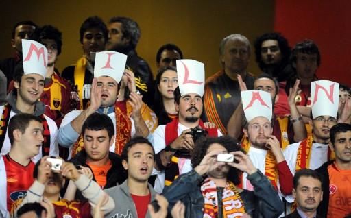 Galatasaray ile Yunanistan'ın Olympiakos takımları arasında oynanan UEFA Kupası 2. Tur (B) Grubu maçına, sarı-kırmızılı taraftarlar büyük ilgi gösterdi.
