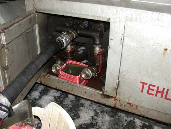 Vanaya yanaşan tanker kaçak akaryakıt yüklüyor. Bu tanker kimin mi?