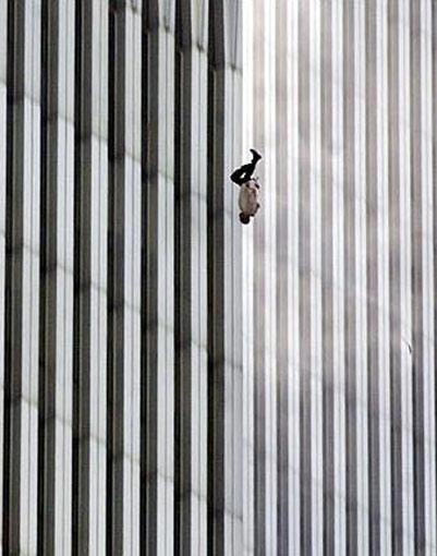 11 Eylül 2001'de New York'ta Dünya Ticaret Merkezinin ikiz kulelerine yapılan saldırı sırasında Richard Drew'in biunadan atlayan meçhul bir adamı çektiği bu fotoğraf Düşen Adam adıyla tanınıyor.. Görüntü kulelere çarpan uçak görüntülerinden daha ünlü old