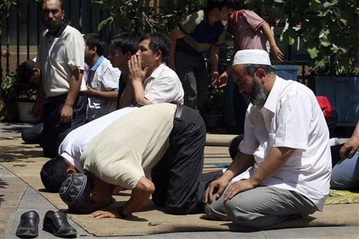 Doğu Türkistan'ı işgal ederek adını  Sincan Uygur Özerk Bölgesi ilan eden Çin bu hafta olaylar nedeniyle Cuma namazı kılınmasını yasakladı ama halk yasağı tanımadı. Namaz sonrası olaylar çıktı.