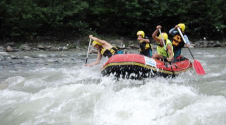 Rize'nin Ardeşen ilçesinde düzenlenen 5. Uluslararası Fırtına Rafting Şenliği, başladı.