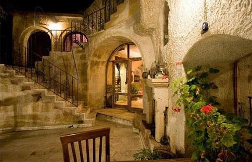 Gamirasu Cave Hotel, Türkiye- Ürgüp yöresinde Ayvalı köyünde bulunan ve Bizans Manastırı içine yapılan otel Kapadokyada yer alan birçok otelden biri.