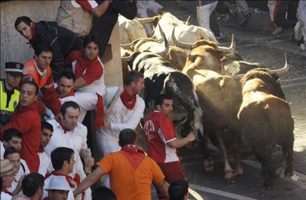 İspanya'da San Fermin festivalinde yine insanlar şenlik yaptığına inandı ama ortaya çıkan manzalar aslında kimin bayram ettiğini gösterir nitelikte.