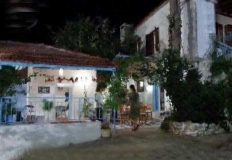 Tek kat olan ve büyük bir bahçeden oluşan köy evinde Beren Saat'in kendisine ait bir odası dahi yok.