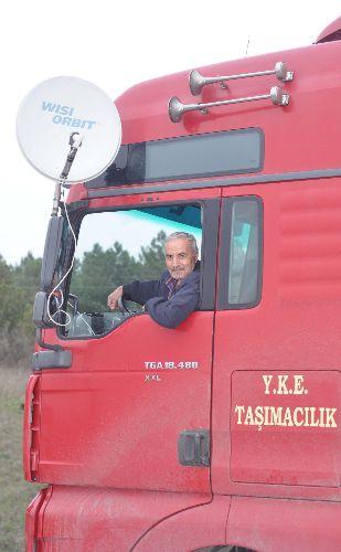 S&uuml;rekli yurt dışına &ccedil;ıkış yapan TIR s&uuml;r&uuml;c&uuml;leri zaman zaman sınır kapılarında ara&ccedil; kuyruğunda beklemek zorun kaldığını, bu zamanı değerlendirmek i&ccedil;in televizyon izlediğini s&ouml;yledi.