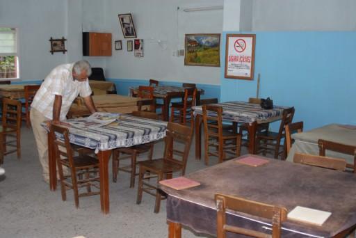 Dumansız Hava Savası uygulamasının başladığı ilk günde, yasak kapsamına giren alanlarda sigara içirilmesi için sıkı denetimler yapıldı. Tiryakiler zabıta ve polisle köşe kapmaca oynadı