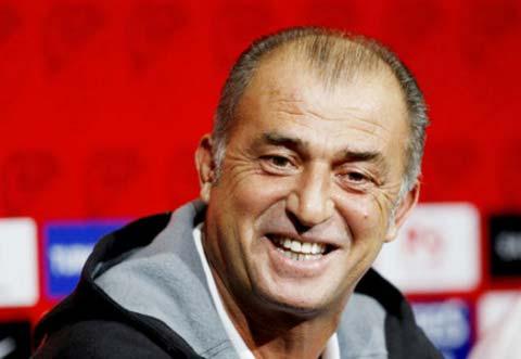 Fatih Terim: Karakter yapısını gülüşünden okumak mümkün. Otoriterliğini kare dişleri temsil ediyor. Maç esnasında eşi tribüne geldiği zaman dönüp ona öpücük yollar. Yani romantik ve seksi bir yönü var. Sivri köpek dişleri de bu yönünü simgeliyor.