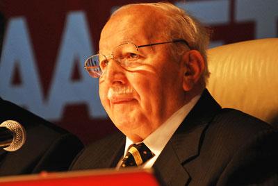 <p><strong>Necmettin Erbakan:</strong> Postmodern darbenin hedeflerinden biriydi. Asker ve medya baskısıyla başbakanlığını yürüttüğü 54. hükümet düşürüldü. Başında bulunduğu Refah Partisi anayasa mahkemesi tarafından kapatıldı. Siyaseten yasaklandı. Kayıp trilyon davasında iki yıl dört ay hapse mahkûm edildi ancak Cumhurbaşkanı Abdullah Gül tarafından affedildi. Geçen yıl 28 Şubata bir gün kala vefat etti. 28 Şubata karşı yeterince dik durmadığı için eleştirildi.</p>
