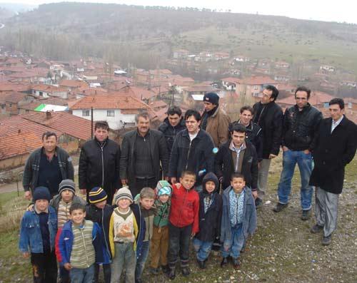 K&Ouml;YL&Uuml;LER, "İNSAN HAYATI BU KADAR UCUZ MU? SİYASİLER OY İ&Ccedil;İN K&Ouml;Y&Uuml;M&Uuml;ZE DEFALARCA GELİRKEN, ŞİMDİ NİYE GELMİYOR. 10 G&Uuml;ND&Uuml;R SUYUMUZ KESİK. ŞEBEKEDEKİ SİNCAP VE FARE LEŞLERİ NEDENİYLE 130 KİŞİ HASTANELERE YATTI. HALA TEDAVİ OLAMAYANLAR VAR. DEVLET BİZE YETERİNCE EL UZATMIYOR" DİYE İSYAN EDİYOR... (H&Uuml;SEYİN EFE/K&Uuml;TAHYA-İHA)