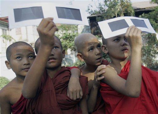 Dün Tayland, Endonezya, Myanmar ve Kamboçya içine alan Doğulu ülkelerde güneş tutulması olayı yaşandı... Ortaya çıkan tablo gibi görüntüler hayranlıkla böyle izlendi.