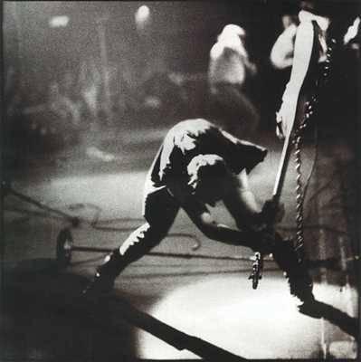 19- Rock tarihinin en meşhur fotoğrafı olan bu fotoğraf ünlü punk grubu The Clashin konserinde çekildi. Grubun basçısı Paul Simonon bas gitarını parçalarken görülüyor. Fotoğrafı çok beğenen grup üyeleri efsanevi albümleri London Callingin albüm kapağına yerleştirmekten çekinmedi. Fotoğrafı çeken Pennie Smith ise teknik olarak iyi olmadığı sebebiyle fotoğrafın kullanımasını istememişti.