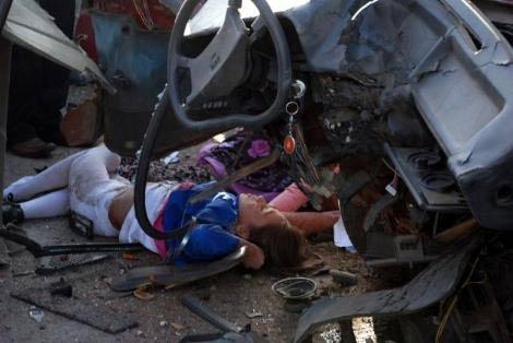 Burdur'un Çeltikçi İlçesi'nde, çarpıştığı kamyonun önünde 15 metre sürüklenen otomobilin ehliyetsiz sürücüsü anne ile yanındaki kızı kazayı hafif sıyrıklarla atlattı.