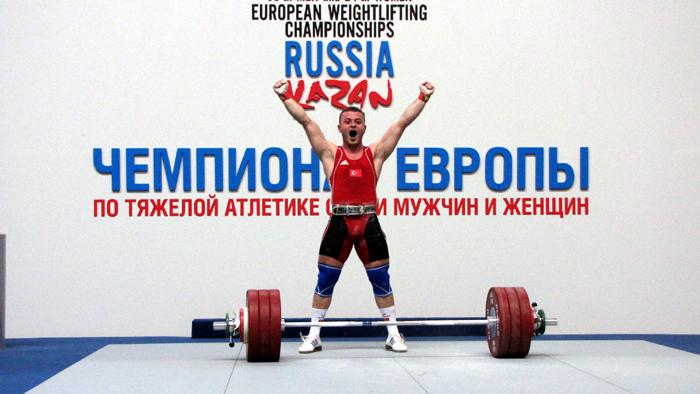 Semih Yağcı toplamda 347 kg kaldırdı ve altın madalya kazandı