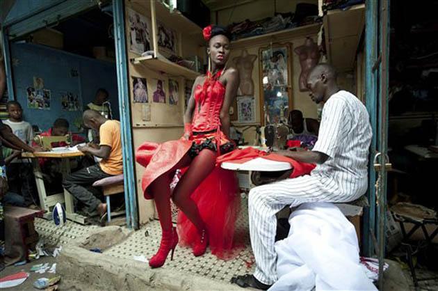 Vincent Boisot - Senegal'in başkenti Dakar'da bir terzinin önünde poz veren model