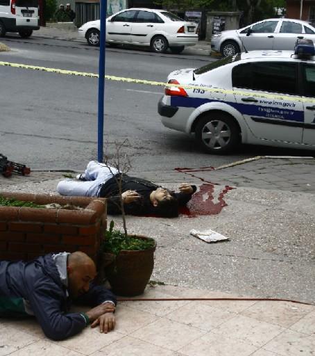 İstanbul'da saatler süren çatışma sırasında siviller de vuruldu. İşte terörün sivil kanı döktüğü anlardan alınan kareler: