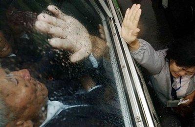 Güney ve Kuzey Kore'de yaklaşık 60 yıldır birbirlerini görmeden yaşayan aileler sınırda buluşmanın heyecanını yaşadı. Kimisi 90 yaşını geçmiş 97 kişilik Güney Koreli grubun sınırdaki buluşması duygusal görüntülere sahne oldu.