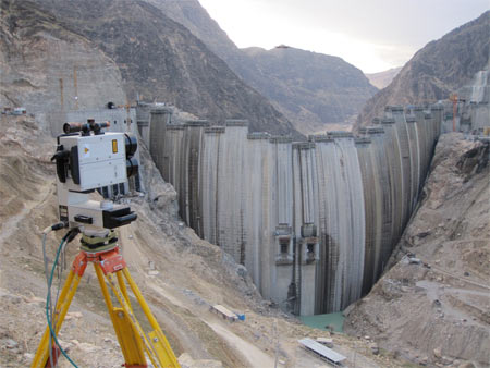 <p><strong><span style="text-decoration: underline;">Bakhtiari Dam, Zagros Dağları, İran: <br /></span></strong><br />315 metre yüksekliğinde güneybatı İran'da Huzistan eyaletindeki Bakhtiari nehri üzerine kurulan baraj dünyadaki en uzun barajdır. Zirvede 10 metre, temelde ise 30 metre genişliğinde olan baraj 3,1 milyon metre küp betondan oluşacak ve 4,8 milyon metre küp su saklayacak. Barajın üretim kapasitesi bin 500 megawatt olacak. Şu an inşaatına başlanmadı. Ancak İran, Çinli mühendislik şirketiyle gelecem ay anlaşma imzalamayı umuyor.</p>