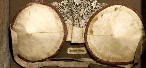 <strong>Sutyen (Marie Tucek)
 </strong>