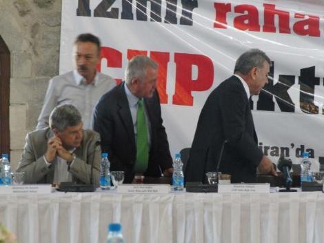 CHP İzmir adaylarının toplantısında milletvekili M. Ali Susam ile İzmir Belediye Başkanı Aziz Kocaoğlu arasında çok sert bir tartışma yaşandı. Kocaoğlu toplantıyı terk etti.