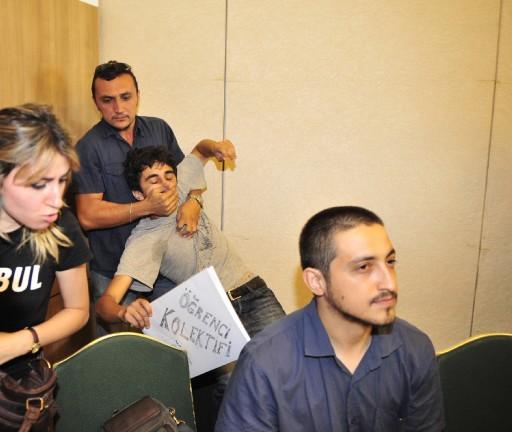 Yükseköğretimin sorunlarının tartışıldığı çalıştayı protesto eden eylemciler, görüşlerini dile getirmesi için içeri davet edildi ama slogan atınca karga tulumba dışarı atıldı